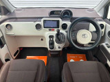 運転席廻りの画像です。操作スイッチ類もキレイな状態です。専門のスタッフが内外装を清掃・きめ細かい箇所までクリーニングしています