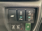 衝突の危険がある時に警告してくれる衝突軽減ブレーキ。車線を外れそうな時に警告し、ステアリング制御してくれる路外逸脱制御機能搭載!