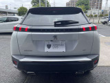リア部分の特徴的な三本テールランプ。
