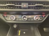 運転席と助手席にはシートヒーターが付いています☆寒い時期に腰周りを温めてくれるので体全体が温まりやすいのは勿論、暖房と違い顔に風が当たらないので、乾燥肌やドライアイの方でも大丈夫☆