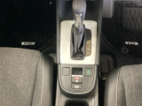 ブレーキホールド機能付き。信号待ちなど足を離してもブレーキ状態を保ち、アクセルを踏むと自動解除されます。スムーズな発進が可能です。
