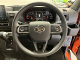 ステアリングから手を離さず、運転に集中したままオーディオ等の操作ができます。