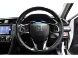 運転中もハンドルでの操作が可能です。特に高速道路等の目が離せない運転時には、便利さだけでなく、安全性も兼ね備えております。