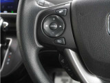 ハンドルにオーディオ操作用スイッチを備え、手を放さずに操作可能。安全性と利便性を両立しています。