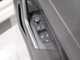 全席パワーウインドウと電動ドアミラー調整機能を装備。運転席に操作系を集約したレイアウトです。車両後退時には左ミラーが下がりドライバーをアシストします。