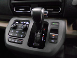 インパネシフトだから視線の移動も少なく足元もスッキリ♪運転席もゆったりしているのでゆとりを持ってドライブできますね!