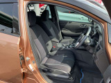 運転席と助手席の間に小物入れ付きのひじ掛けが付いていますので運転中はとても役立ちますね。