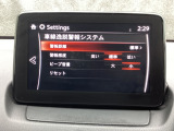 LDWS(Lane Departure Warning System:車線逸脱警報システム)は、車載カメラが走行車線の白線や黄線を認識し、ウィンカーを出さずに車線をはみ出しそうになった際に、音やメーター表示、ハンドル・シートの振動で