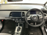 【前方視界】開放的な前方視界!運転がしやすく疲れにくいです♪窓が大きく、見通しがとっても良いおクルマですよ♪