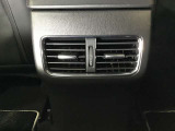 後部座席にもエアコン吹き出し口がしっかり装備されています。
