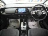 運転にかかわる様々な操作を安全に行えるように視点移動が少なく、操作性に配慮されたスイッチ類が凝縮されたコクピットです。