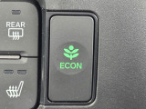ワンタッチで省燃費走行をサポートするECONスイッチを装備。