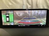狭い場所での駐車やすれ違いなどでより的確な運転操作に役立つ360&deg;ビューモニターが装備されています。