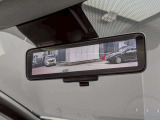 インテリジェントルームミラー搭載で、車の後方に設置されたカメラ映像を映し出してシートバックやヘッドレスト、同乗者に視界が遮られることがなく視認性が非常に良いです