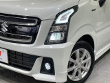 【LEDヘッドライト】悪天候や夜間走行時も良好な視界を確保し安心して運転できる高輝度LEDヘッドライトを装備!点灯速度が早く、消費電力も抑えられています。