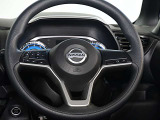 ハンドル左側には、アドバンスドドライブアシストディスプレイ設定、オーディオスイッチ。右側には、ハンズフリー設定スイッチが付いています。