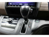 インパネシフトだから視線の移動も少なく足元もスッキリ♪運転席もゆったりしているのでゆとりを持ってドライブできますね!