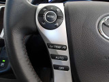 各操作スイッチは使いやすい位置に配置されており、快適な操作性の運転席です。ハンドルも綺麗に清掃済みです。