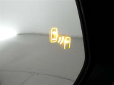 &rdquo;隣の車線を走る車両をレーダーで検知し、ドアミラーでは確認しにくい後側方エリアに存在する車両に加えて、急接近してくる車両も検知します。車両を検知するとドアミラーに搭載されたLEDインジケーターが点灯