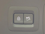 【パワーバックドア】スマートキーや運転席のボタンを押すだけでリアゲートが自動で開閉します!荷物を持っている時や、高い位置にあるバックドアを閉める際に便利な機能です♪