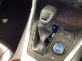インパネシフトを採用しているので、前席の足元も広々としています。運転席と助手席の行き来もスムーズです!