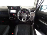 革巻きステアリングで快適な操作性の運転席です。