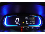 とっても見やすいメーターです。夜間時はラグジュアリーな気分にさせてくれる照明が魅力ですので、夜のドライブも楽しみになりますよ♪