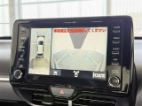 【PVM】映像を合成して、車を真上から見下ろしたような映像をナビゲーション画面に表示する機能です。運転席からでは見にくい車の周囲の状況を把握し、駐車や狭い道での走行などを安全に行えます。
