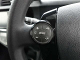 ステアリングスイッチ付き。手を離さずにさまざまな操作が可能です。
