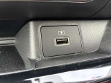 USBソケットがついてます!車の中でもスマホの充電が可能です!