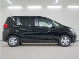 リアには左右スライドドアを採用。狭い駐車場でも開閉しやすく、強風の日でもドアが煽られにくくなっております。小さなお子さまやご年配の方も安心して乗り降りできます。