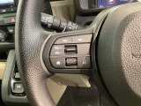ステアリングにオーディオ操作スイッチが付いています。オーディオ画面に直接タッチしなくても操作が出来ますので、運転に集中できます。