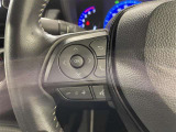 ステアリングスイッチ付きで、運転中に視線を前に向けたまま操作できます。