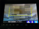 バックカメラの画像です。ガイドラインがスムースな車庫入れをサポートいたします。車庫入れの安心感がアップしますね。