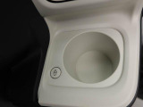 カップホルダーは運転席や助手席からちょうど手の届く位置です!!