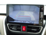 後退時に車両の後ろ側をモニター画面に表示します。車庫入れなどでバックする際に後方確認ができて便利です。車庫入れが苦手な人もこれで安心。