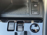 キーを取り出さなくてもエンジン始動ができるプッシュエンジンスターター。車内にキーがあればボタンを押すだけでエンジン始動できます。