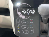 【オートエアコン】一度お好みの温度に設定すれば、車内の温度を検知し風量や温度を自動で調整。暑い&hellip;寒い&hellip;と何度もスイッチ操作をする必要はありません。快適な車内空間には必須の機能ですね♪
