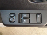 電動格納ミラーあり。駐車の時に便利です。パワーウインドウも付いてます。