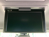 【フリップダウンモニター】大画面モニターで後席でもエンタメをお楽しみいただけます。小さなお子様にも大人気の装備です♪
