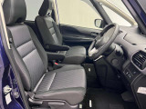 ゆったりと座れる運転席シートですのでストレスなく運転が出来ますよ!