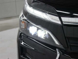 Bi-Beam LEDヘッドランプのレンズカバーをブラックに変更され、LEDクリアランスランプにメッキエクステンションが施されています。