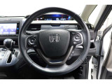 運転中もハンドルでの操作が可能です。特に高速道路等の目が離せない運転時には、便利さだけでなく、安全性も兼ね備えております。