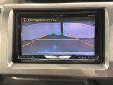 リバースギアに入れるだけで後方の表示へ切り替わります。夜間や雨の日の駐車も楽になりますよ。