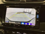 リバースギアに入れるだけで後方の表示へ切り替わります。夜間や雨の日の駐車も楽になりますよ。