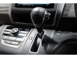 インパネシフトだから視線の移動も少なく足元もスッキリ♪運転席もゆったりしているのでゆとりを持ってドライブできますね!