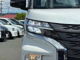 【LEDヘッドライト】LEDヘッドライトは、低消費電力で明るく、遠くまで照らす先進ライト。夜間走行時の視認性を高め、安全で快適なドライブをサポートします。