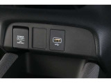 スマートフォンなどの音楽再生が可能なUSB接続ジャック装備車両です♪♪♪