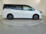 両側パワースライドドア付きだから、狭い駐車スペースなどでの 乗り降りラクラク!小さなお子さまのいるご家庭には嬉しい装備。