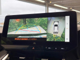 【パノラミックビューモニター】専用のカメラにより、上から見下ろしたような視点で360度クルマの周囲を確認することができます☆死角部分も確認しやすく、狭い場所での切り返しや駐車もスムーズに行えます。